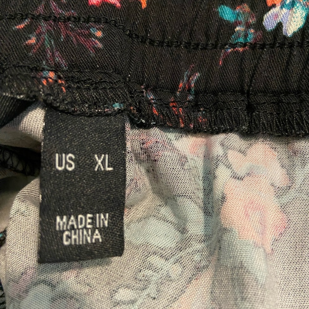 DU JOUR Floral Black Pants - Picture 2 of 5